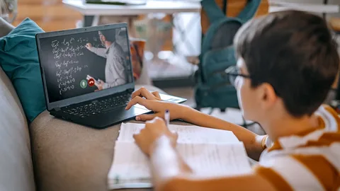 online tuition teacher giving one to one personalized learning session